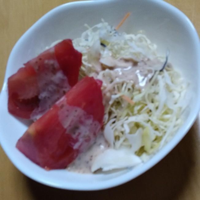 キャベツと人参とトマトのサラダ