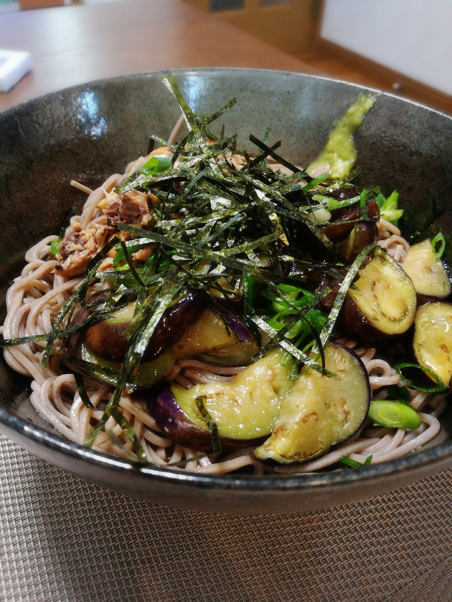 手軽に味付鯖缶となすのぶっかけ蕎麦