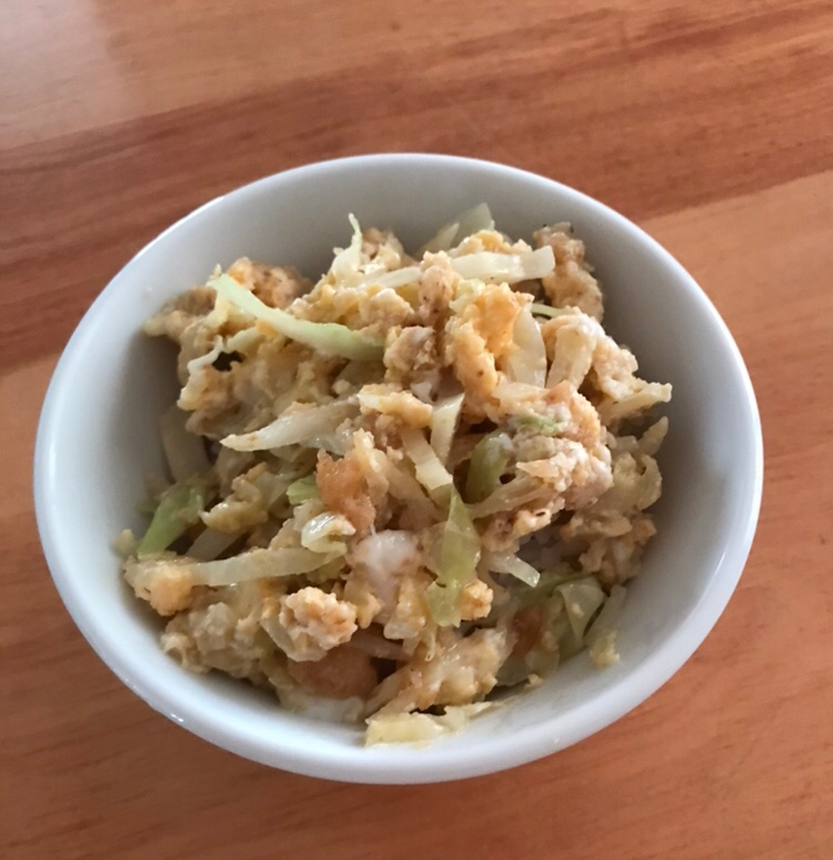 キャベツと天かすの卵とじ丼