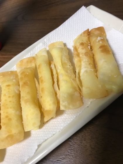 居酒屋によくある餃子の皮のチーズ揚げ