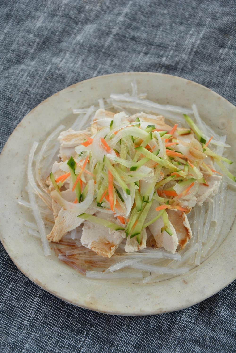 鶏しゃぶと糸寒天のサラダ