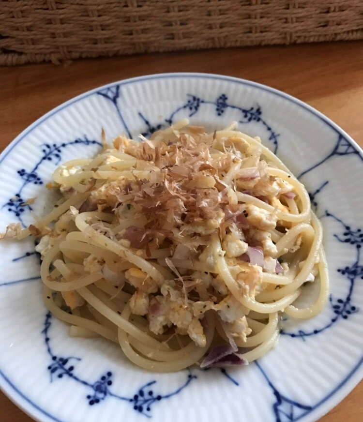 マヨ炒り卵と紫玉ねぎのめんつゆパスタ レシピ 作り方 By ボンド子 楽天レシピ