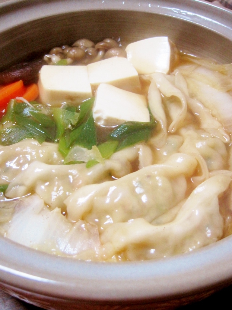 超簡単うまうま餃子鍋【市販の餃子と袋麺で】