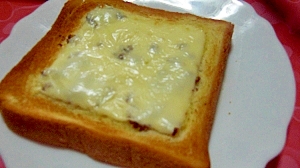 新タマネギと粒マスタードのチーズトースト