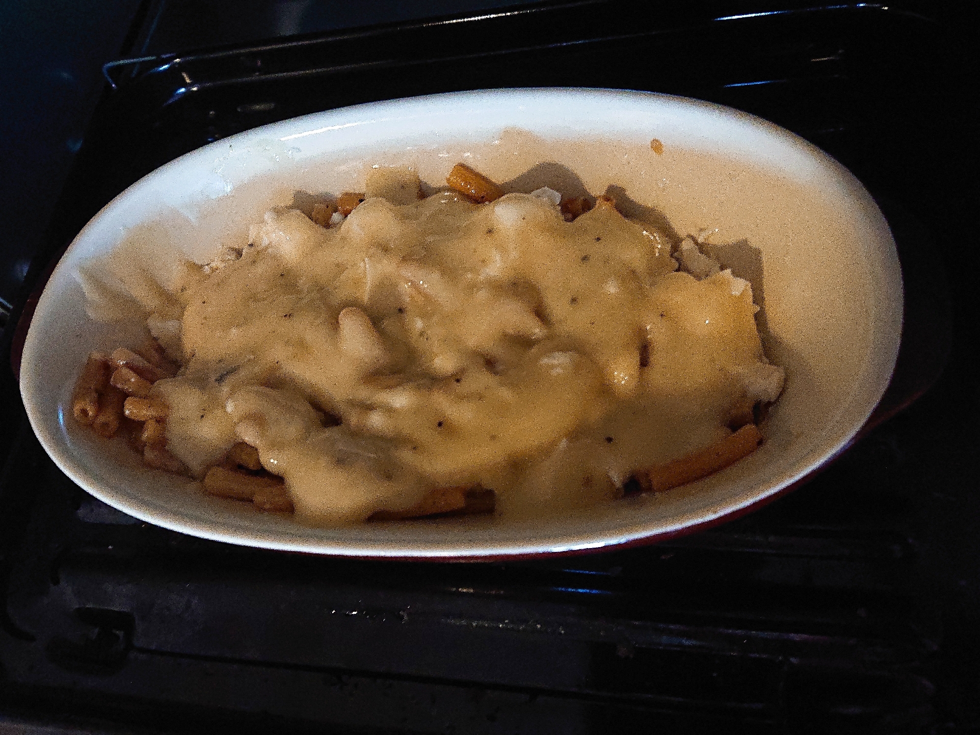 白いグラタン皿に入ったカルボナーラ豆腐グラタン