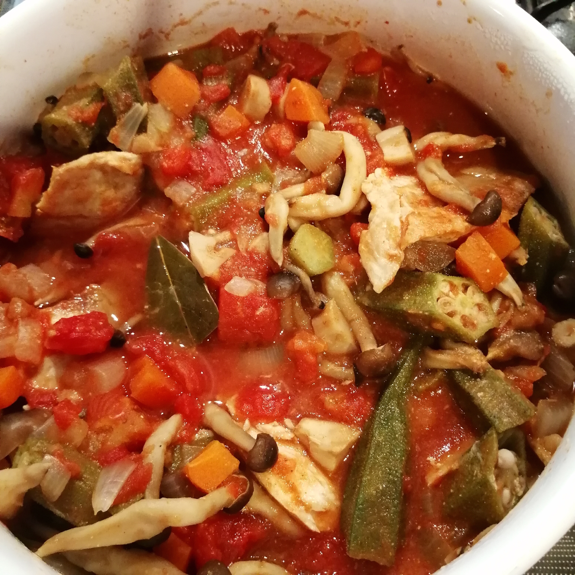 西のまるごと鍋!オクラたっぷりトマトカレー鍋