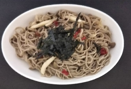 蕎麦でペペロンチーノという、固定概念が変わるようなメニューに興味があったので作ってみました。蕎麦でも合うと思いました。しめじで作りましたが、美味しかったです。