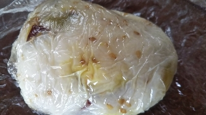 梅干入り薩摩芋炊き込みご飯のおにぎり