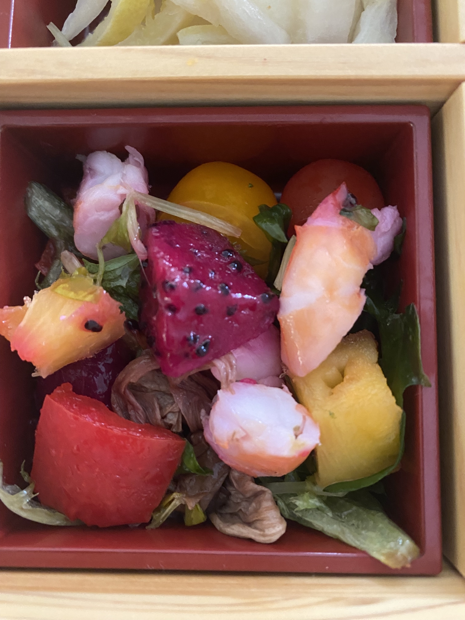 トロピカルなフルーツたっぷり彩り海老サラダ