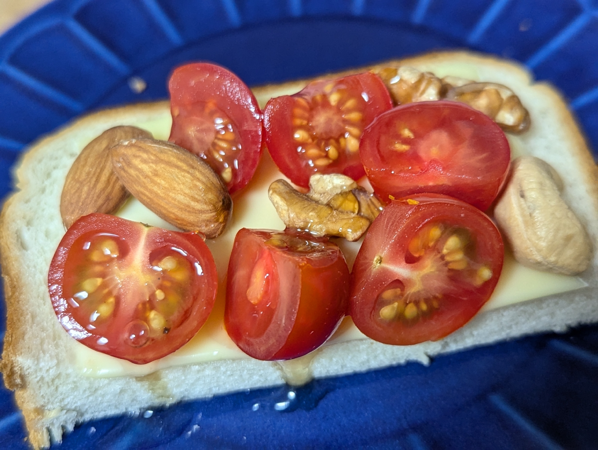 ミニトマトとナッツのチーズトースト