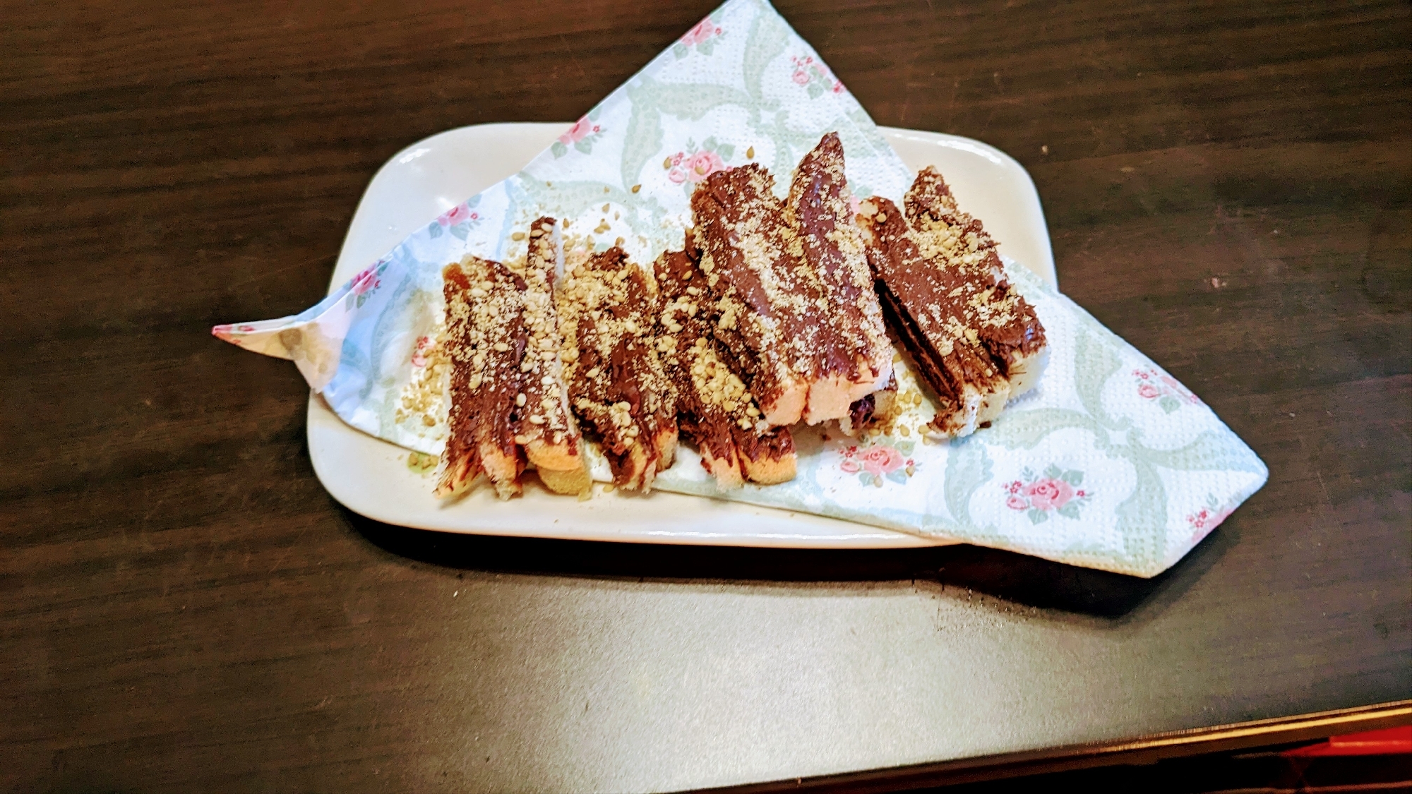 パンの耳でチョコごまパン(⁠^⁠^⁠)