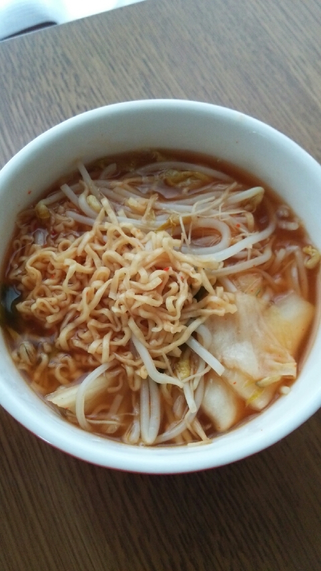 チキンラーメンアレンジ（もやし・キムチ入り）