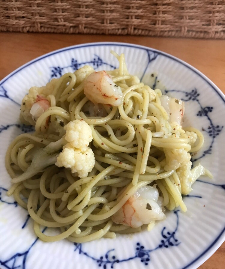 むきエビとカリフラワーのピリ辛バジルパスタ