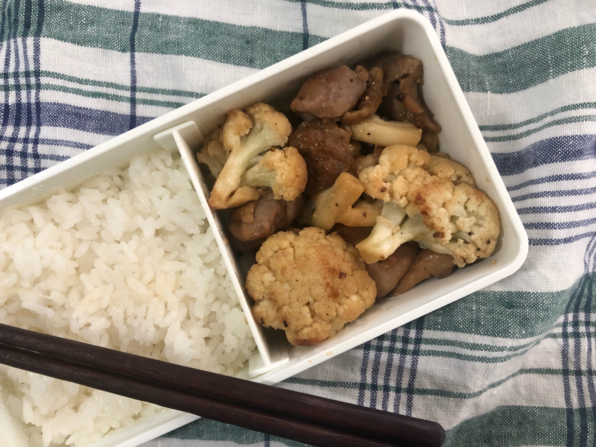 鶏もも肉とカリフラワーのガリバタ醤油炒め