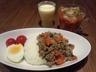 前に作った時は鶏肉を粗みじんにしたのですが、挽き肉いいですね!
今回は目玉焼きを作らずゆで卵を添えて手抜きしちゃいましたが、美味しくいただけました♪