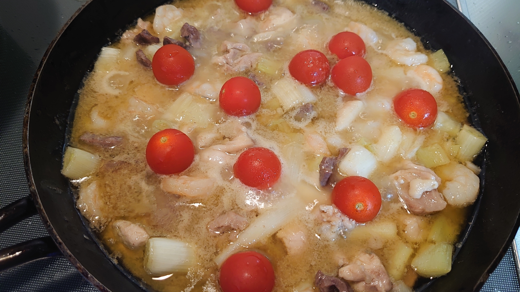 スキレットに入った豚ハツとエビのアヒージョ