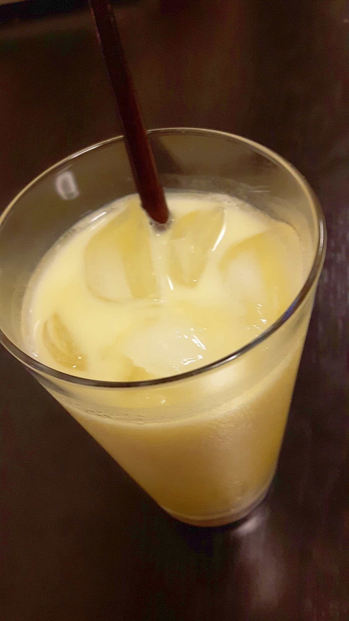 マンゴージュースと飲むヨーグルトの蜂蜜レモン風味♪