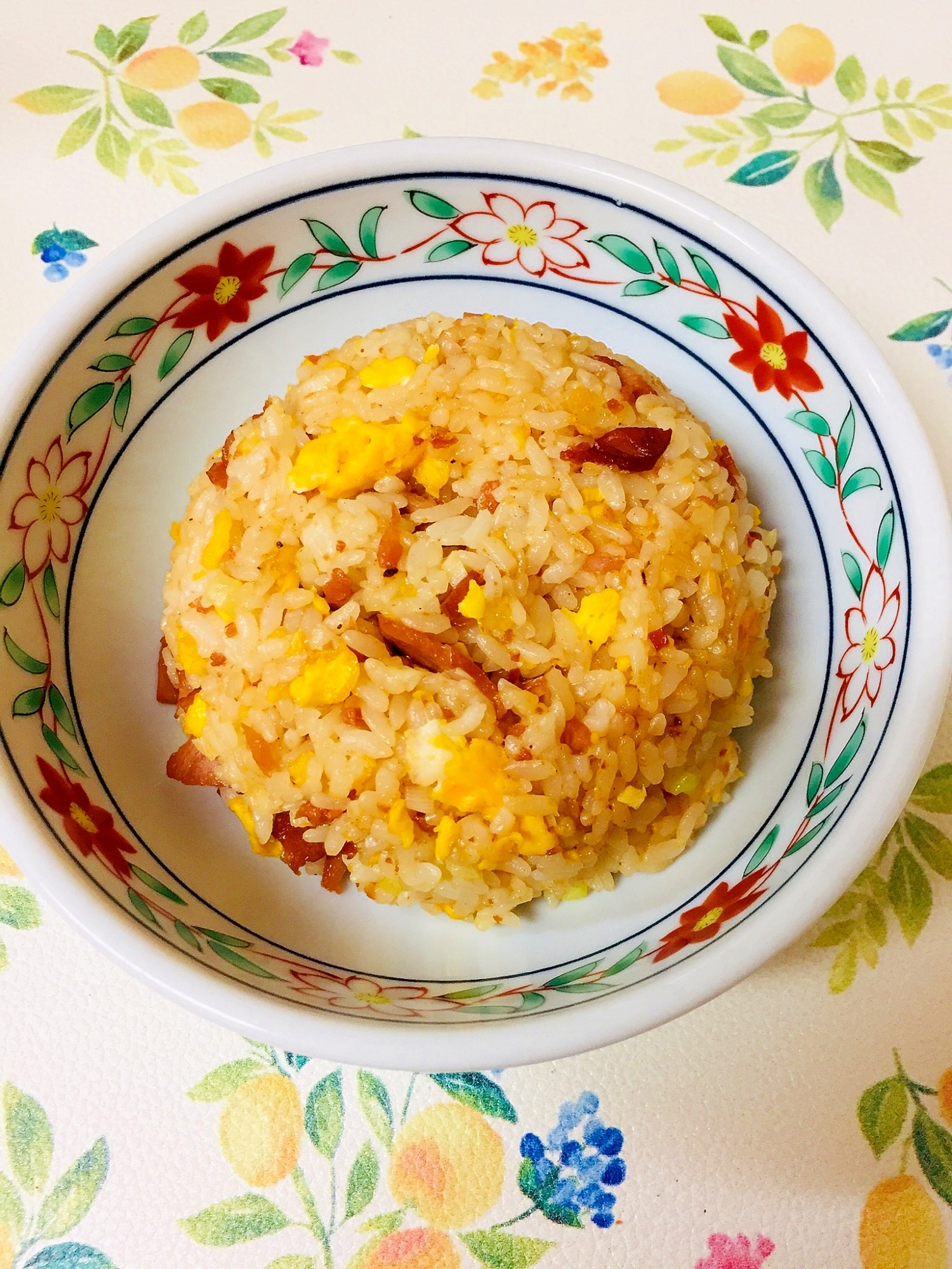 花柄の皿に盛られた食べるラー油のチャーハン