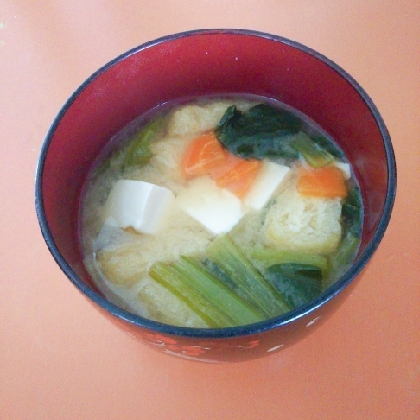 人参と小松菜と豆腐の味噌汁