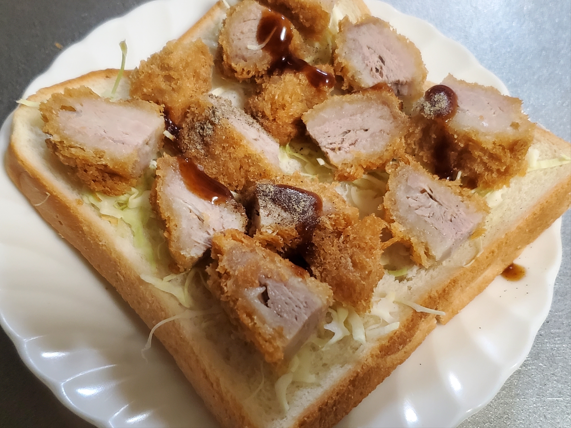コショウたっぷり！ひれかつトースト