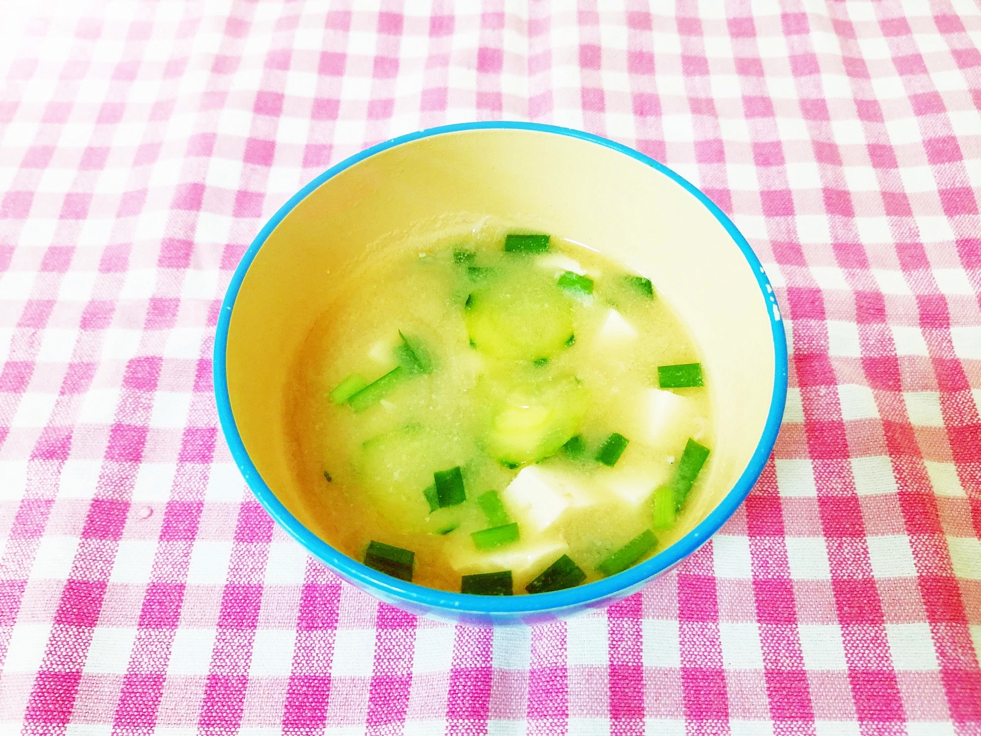 ニラ風味♪きゅうりと新玉葱のお味噌汁