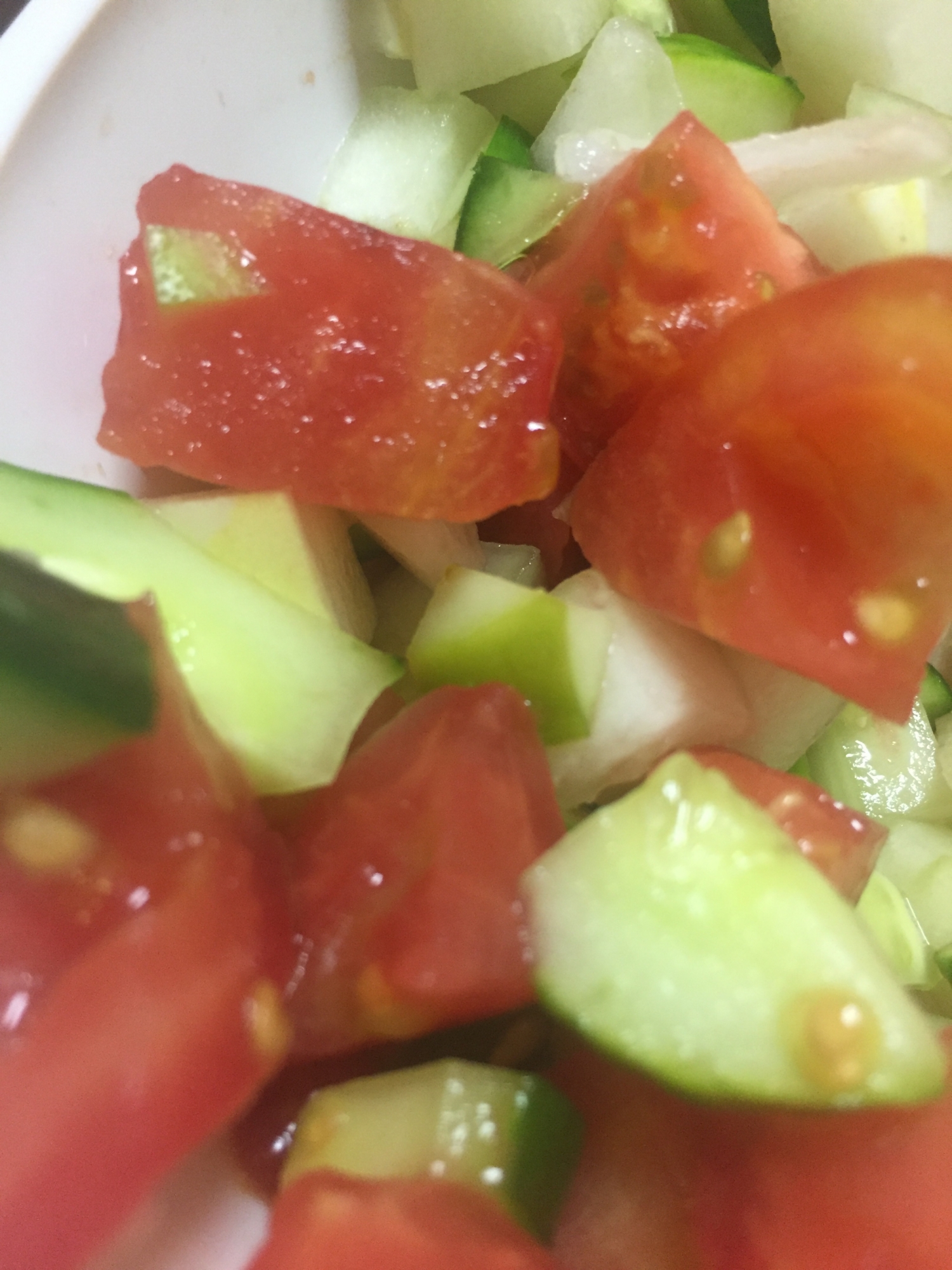 アボカドトマトきゅうり大根の彩りサラダ
