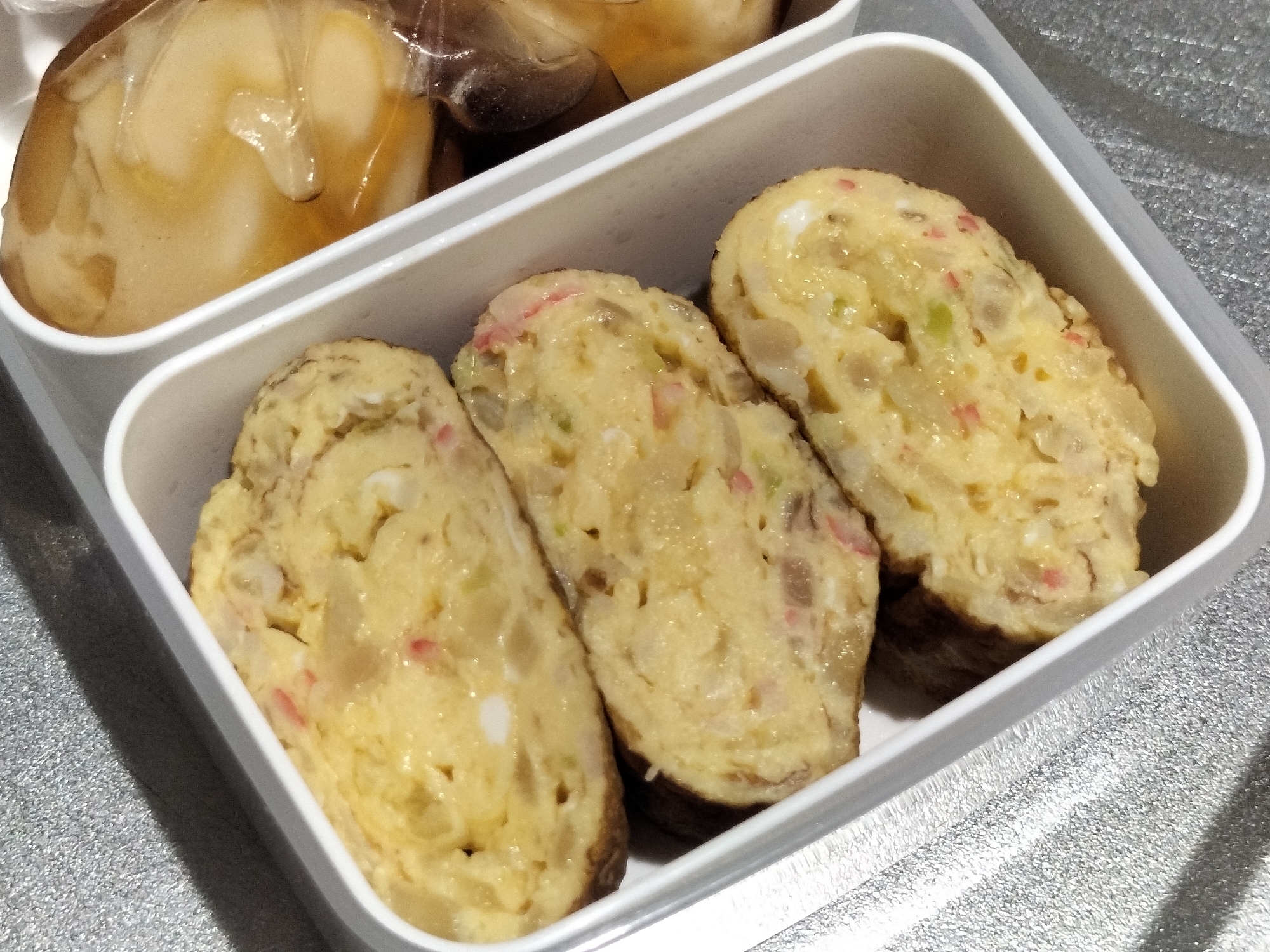 お弁当に簡単作り置き♪玉ねぎカニカマで中華風卵焼き