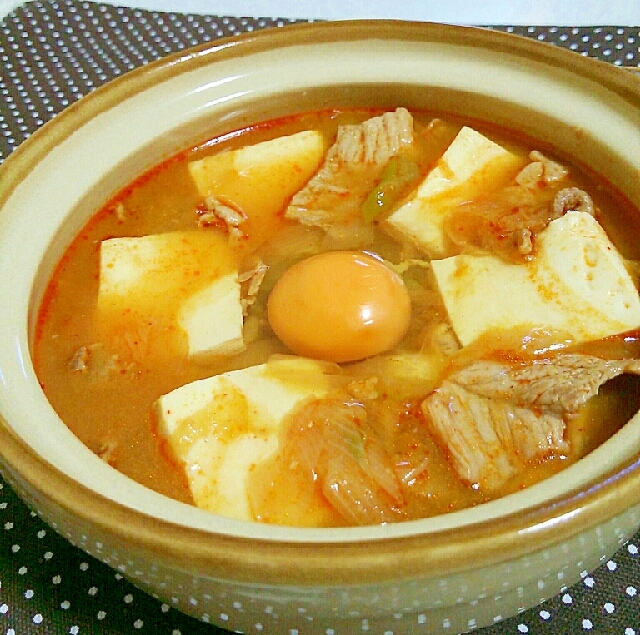 あったまる～♡豚肉と豆腐の味噌チゲ