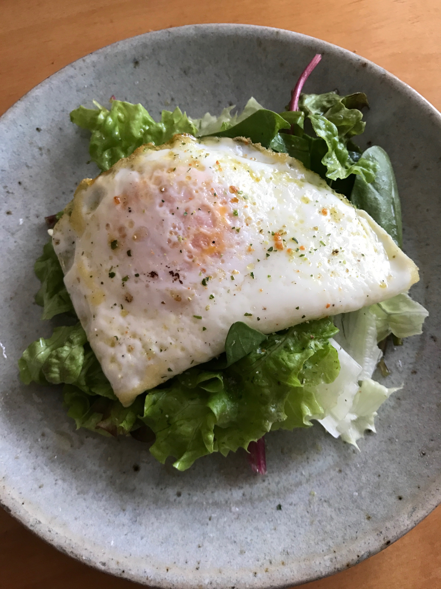 サニーレタスとサラダほうれん草、目玉焼きのサラダ