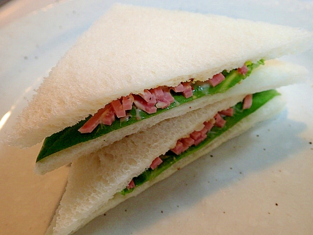 サラダ菜と刻みハムのスパイシーサンドイッチ