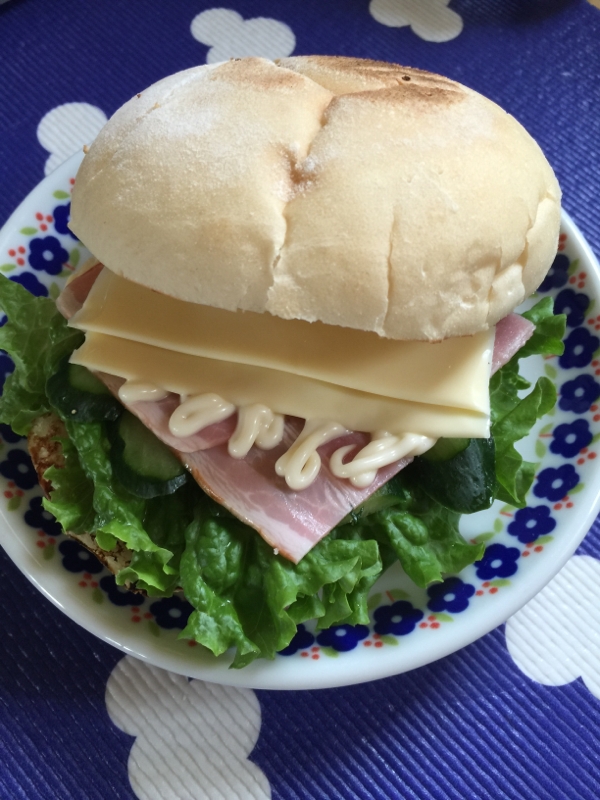 ピクニックに ベーコンレタスバーガー