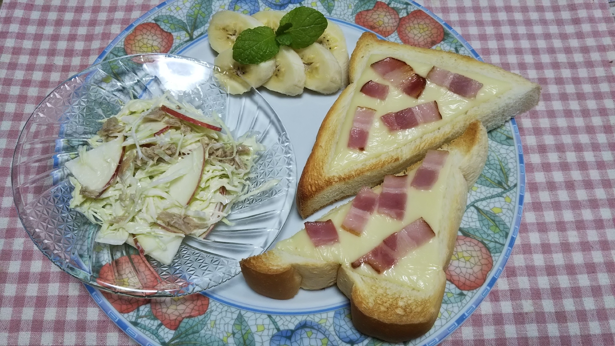 ベーコンチーズトーストとりんごツナサラダの朝食☆