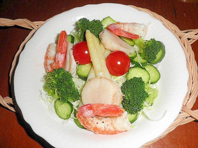 海鮮たっぷりの野菜サラダ