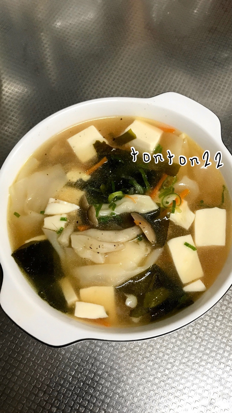 わかめとぶなしめじと豆腐入りのワンタンスープ☆