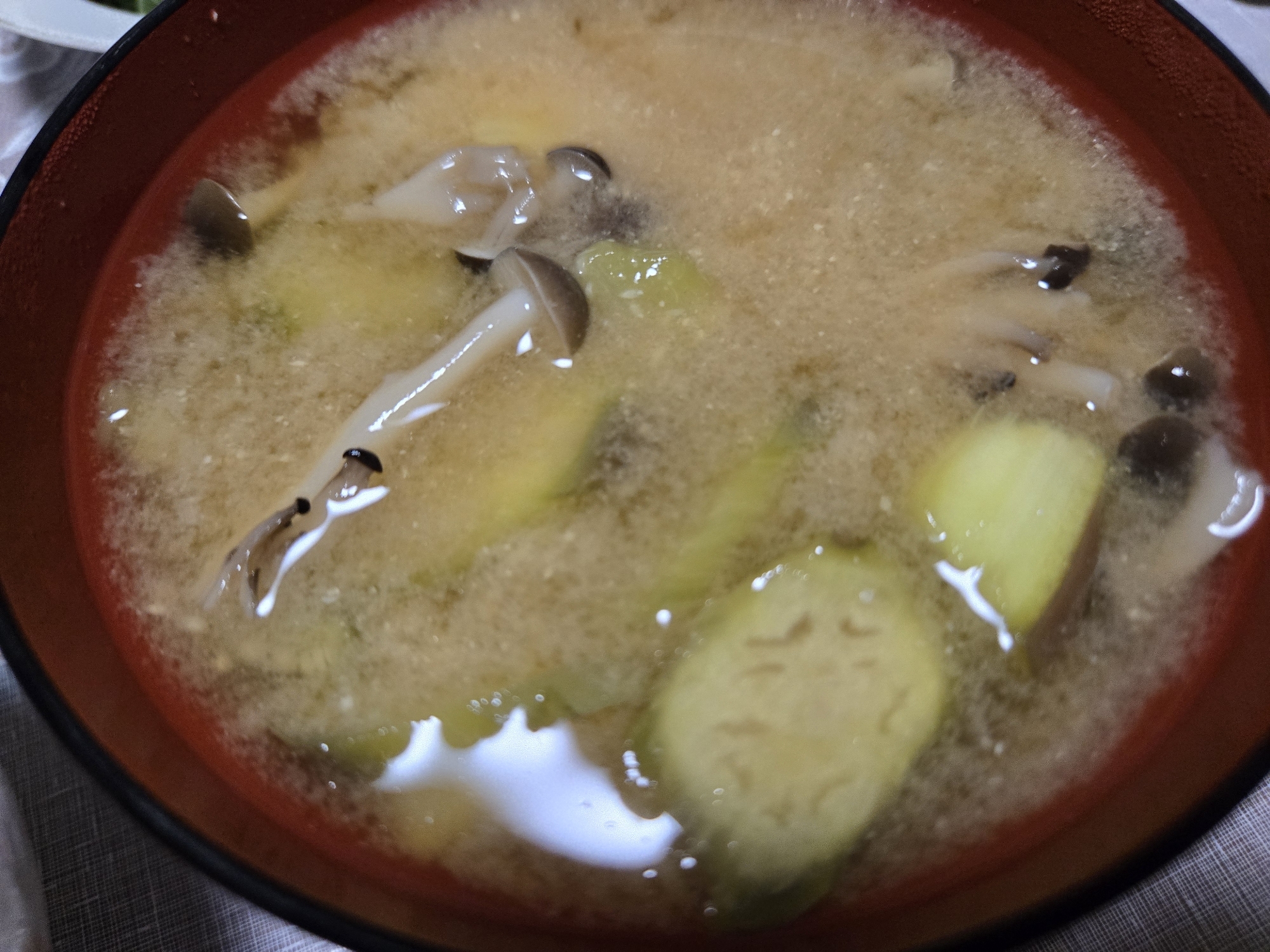 しめじ なす じゃがいもの味噌汁