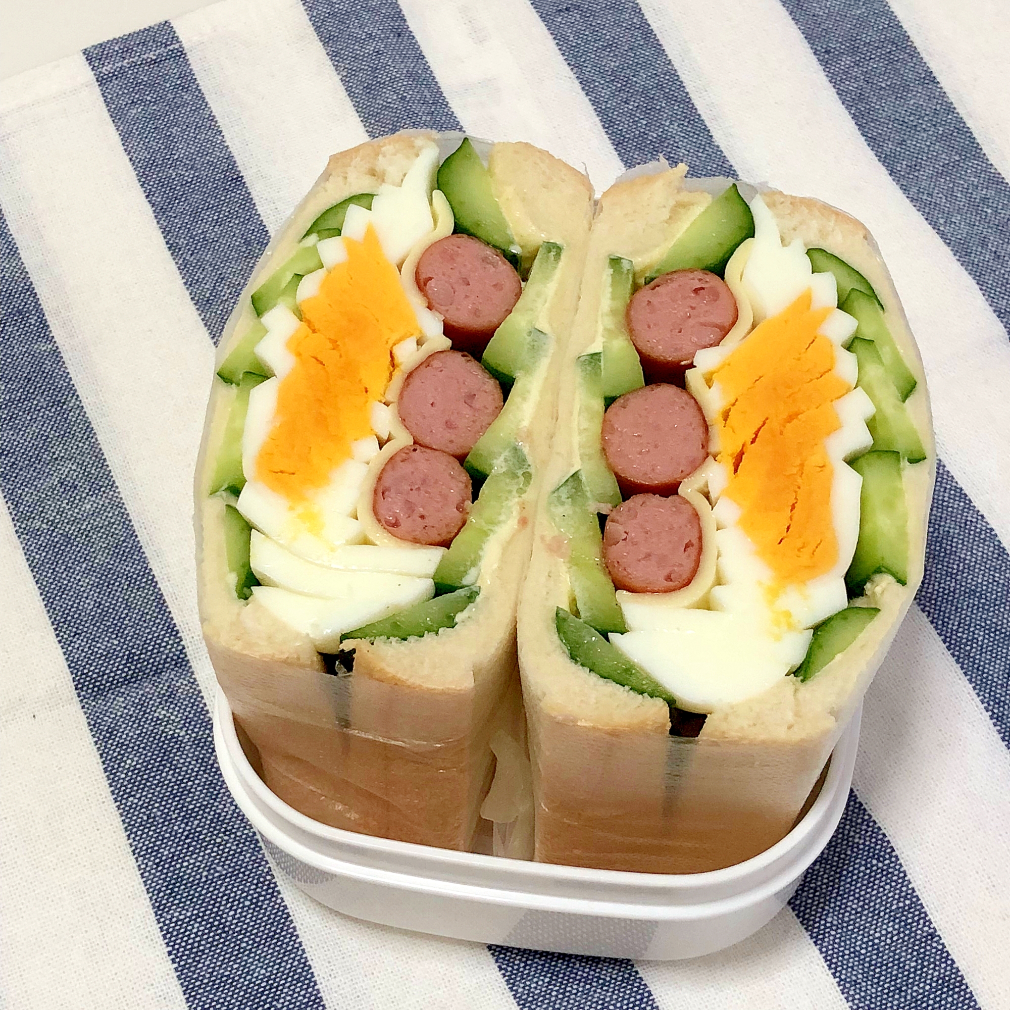 きゅうり、ゆで卵、チーズ、ウインナーのサンドイッチ
