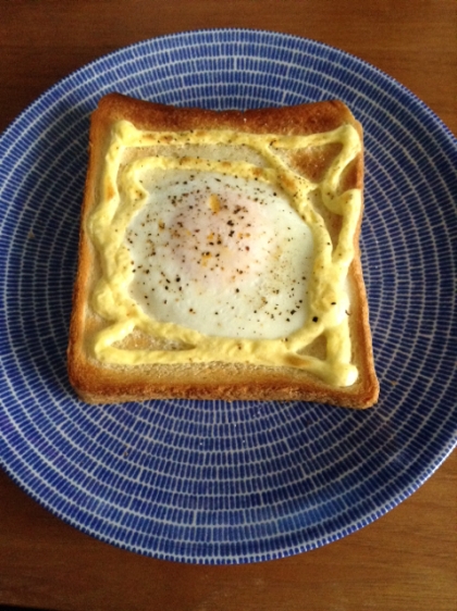 マヨネーズをかけてみました。パンの真ん中を窪ませたので、卵の位置が安定しました！簡単レシピを教えてくださってありがとうございます。