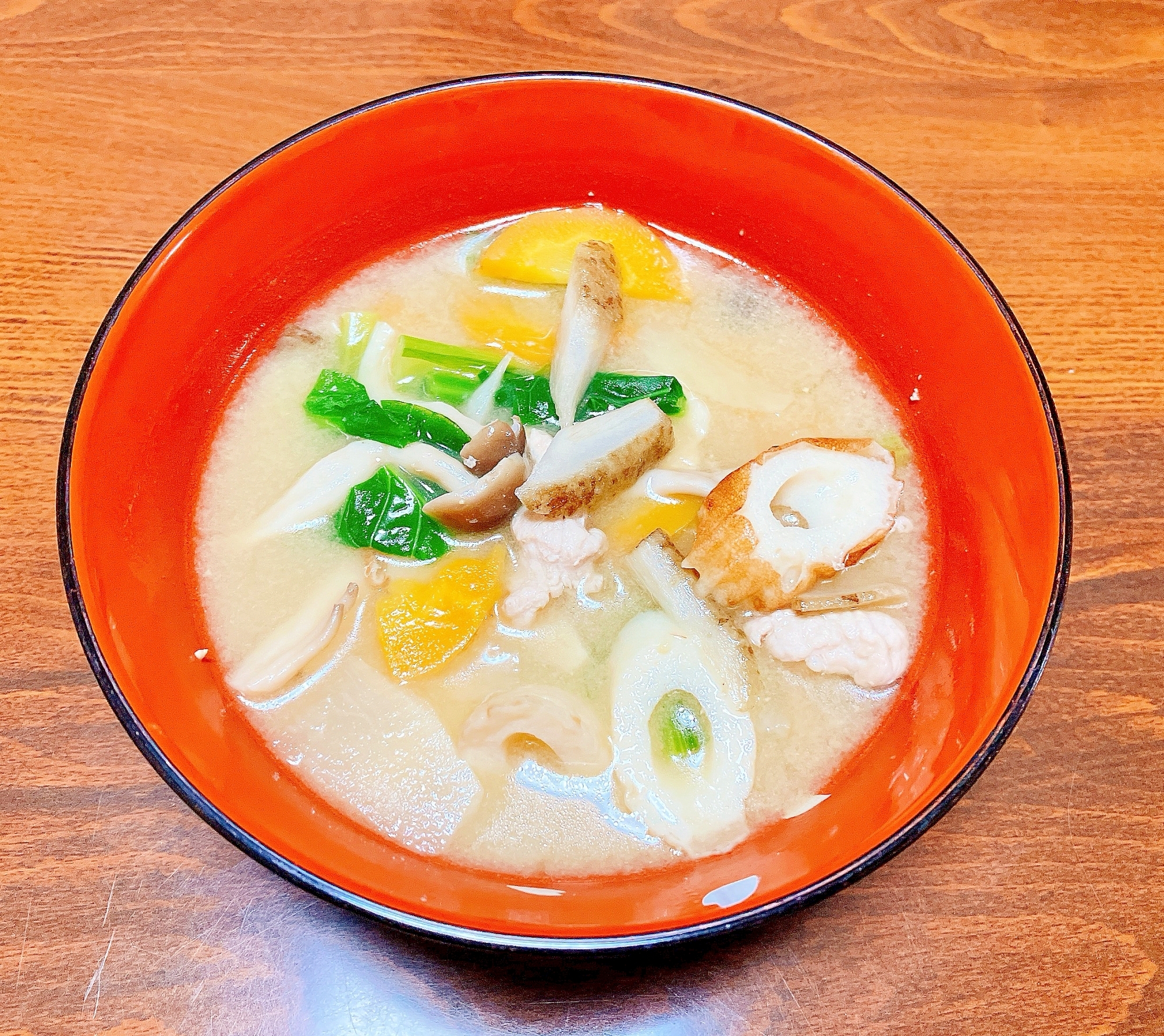 牛蒡しめじ竹輪入り豚汁