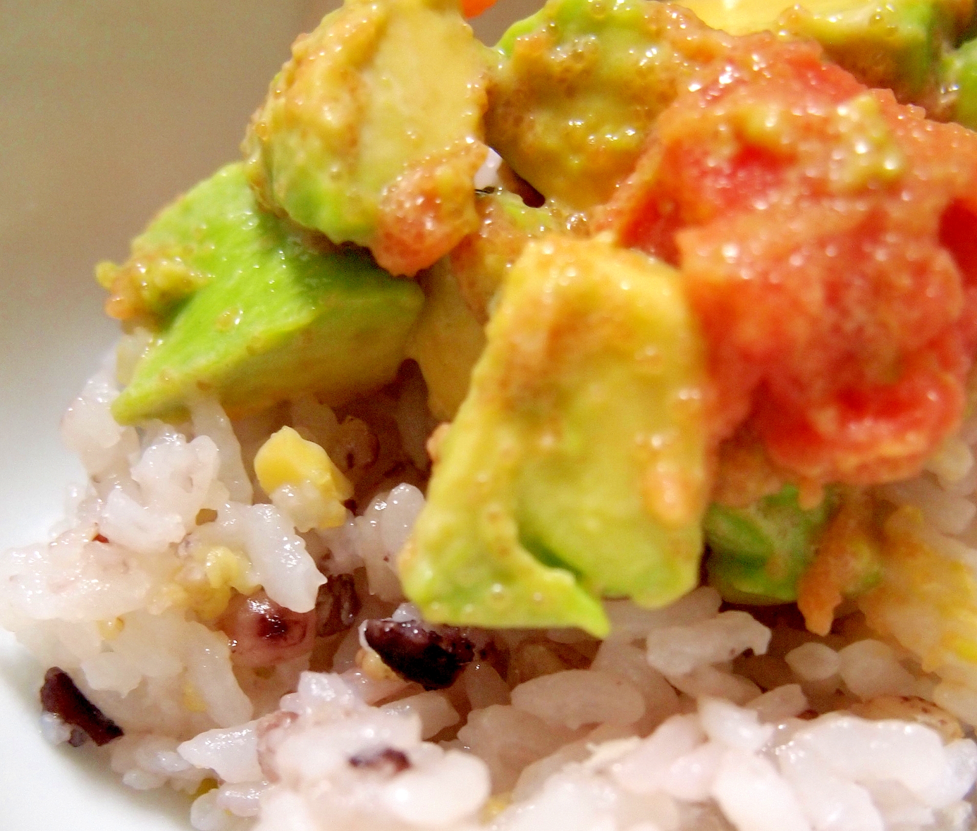 雑穀ごはんで♪たらことアボカドの柚子胡椒マヨ丼