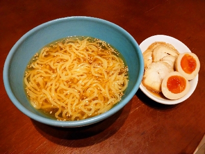 ラーメンスープの素を使わずともこんなに美味しいスープが作れるんですね。しかも混ぜるだけでとても簡単でした。良いレシピありがとうございました。