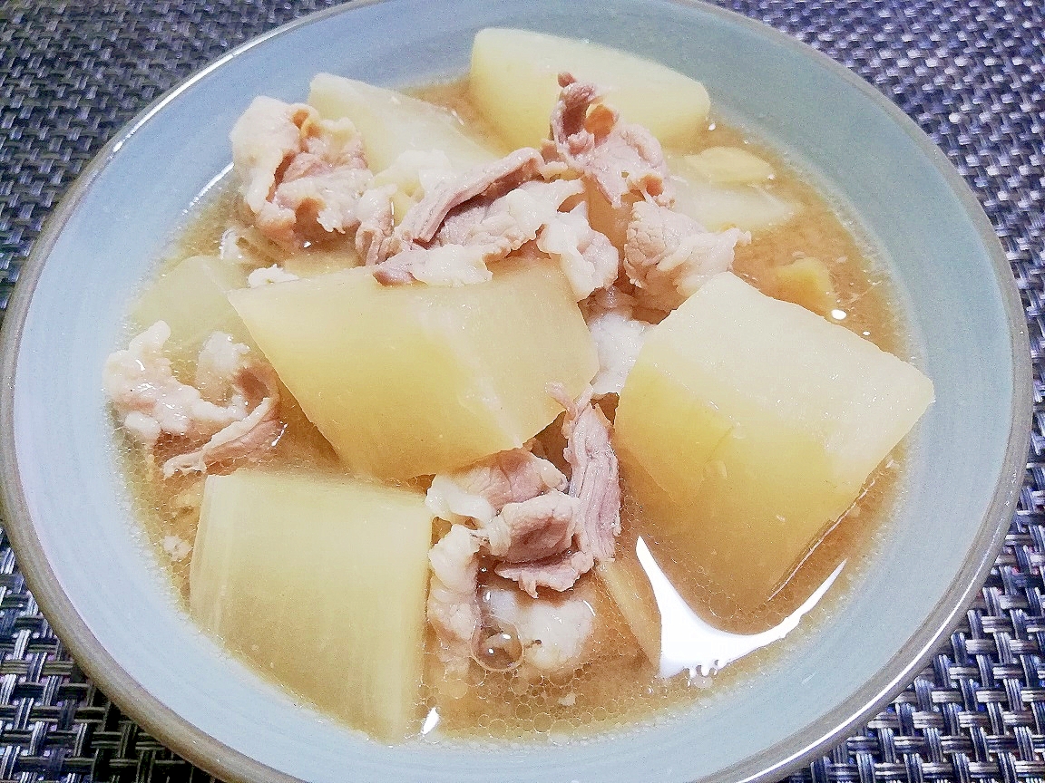 大根と豚バラ肉の味噌煮込み