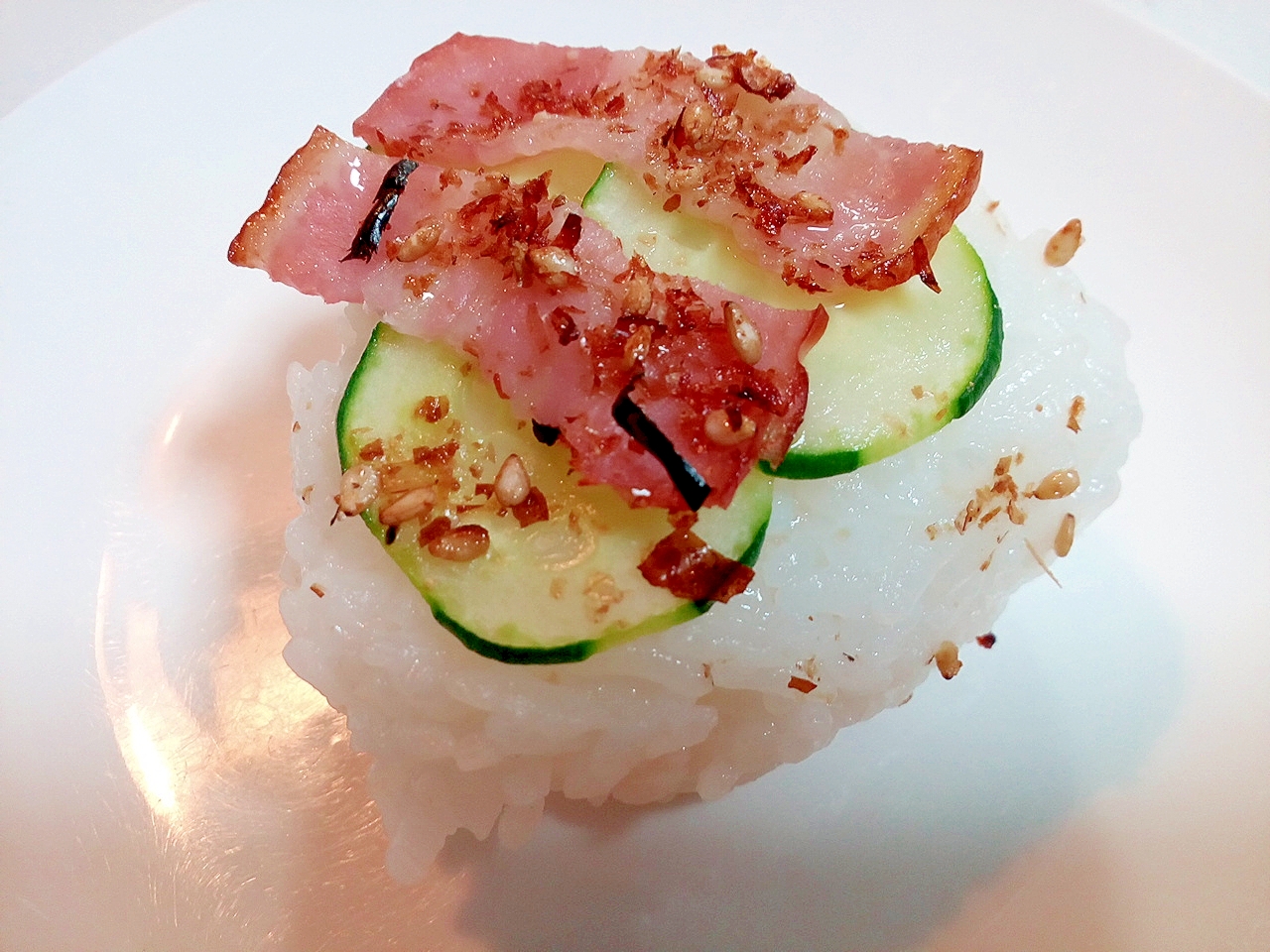 胡瓜とベーコンと小魚ふりかけの焼きおにぎり