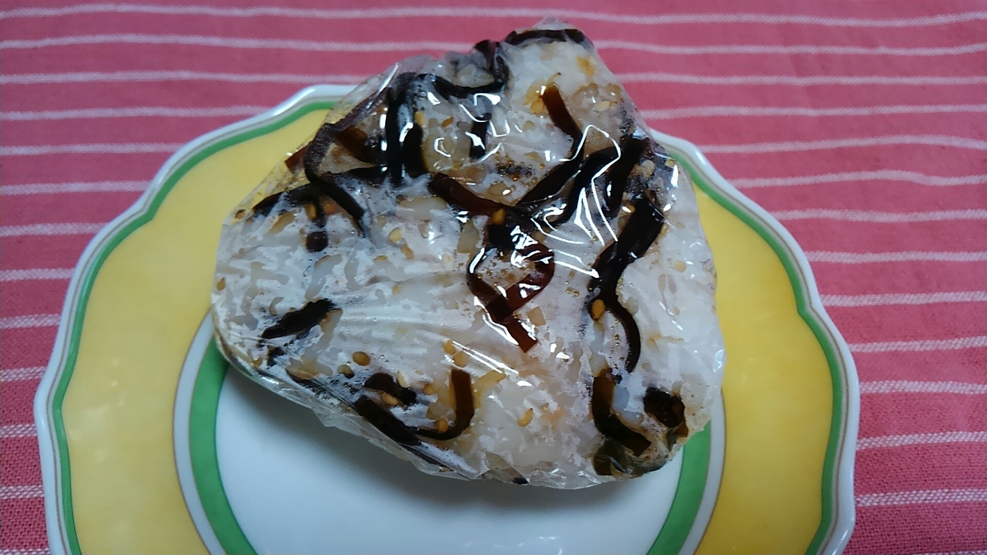 たらこ入り昆布の佃煮といり胡麻のおにぎり☆