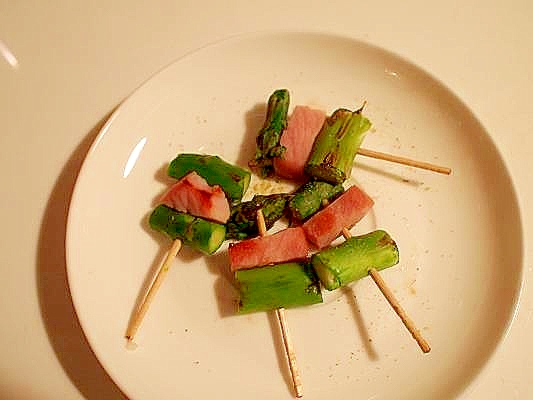 簡単おつまみ♪　アスパラとハムの串焼き