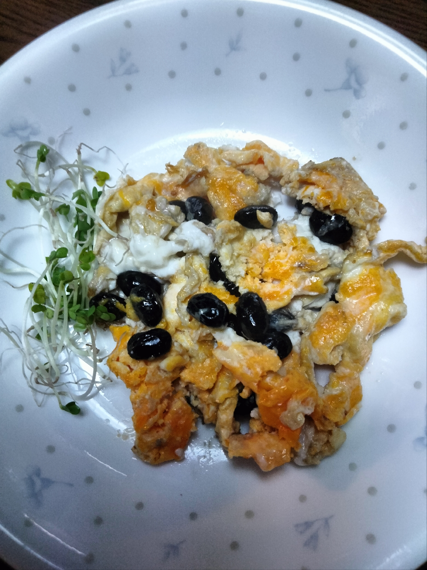 黒豆入りスクランブルエッグ スプラウト添えて
