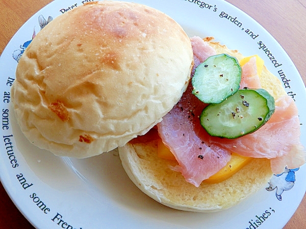 ５分！？丸パンで❤生ハム＆パプリカのホットサンド♪