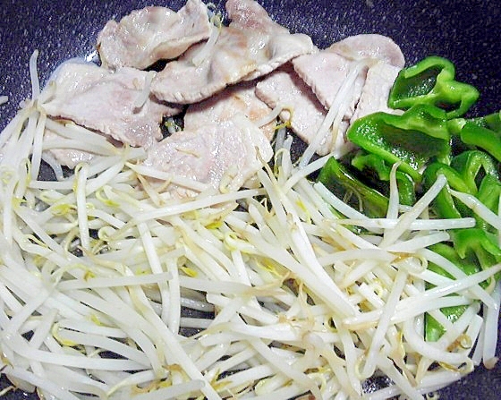 野菜と豚肉の蒸し焼き☆ゴマダレ添え