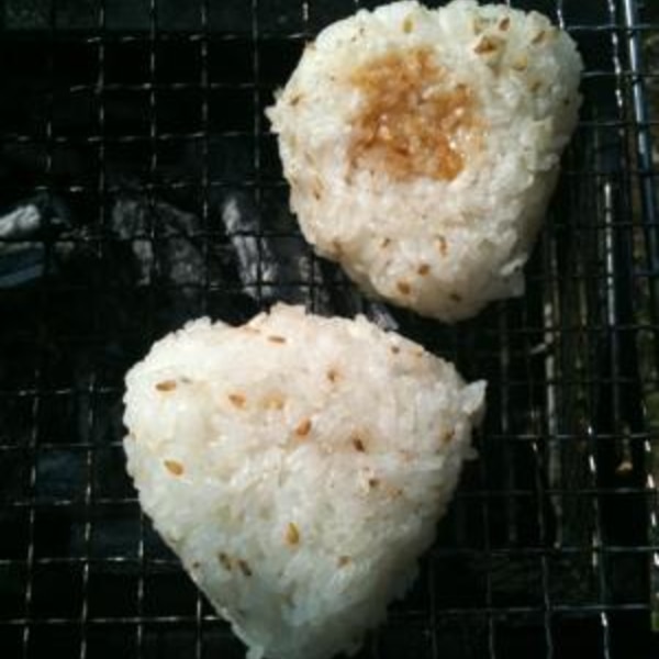 qに ごま塩焼きおにぎり レシピ 作り方 By Ringyt りん 楽天レシピ qに ごま塩焼きおにぎり レシピ 作り方 By Ringyt りん 楽天レシピ