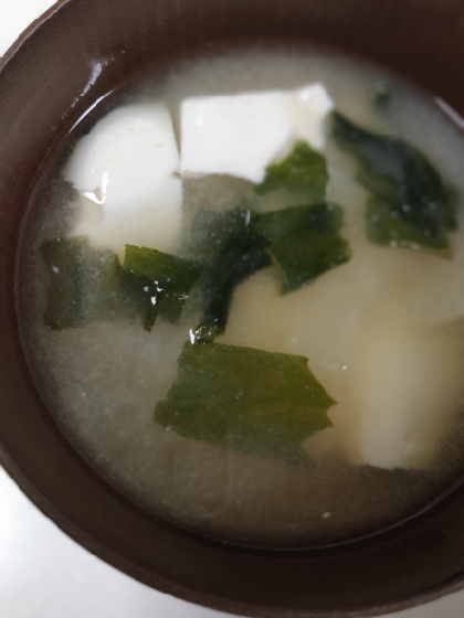 玉ねぎと豆腐のシンプルなお味噌汁。