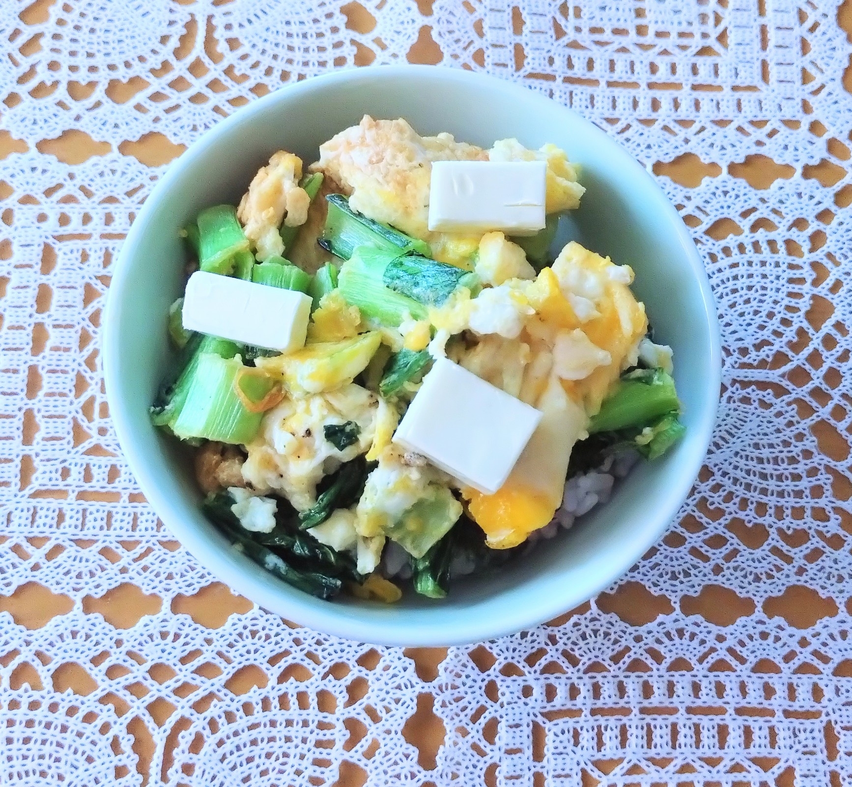 小松菜とスクランブルのクリチ丼☆